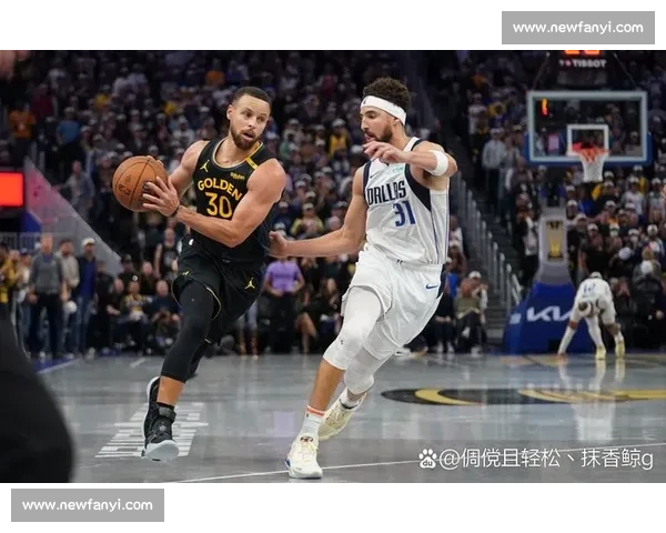 库里近期爆发连续高分表现引领勇士强势反弹助力季后赛冲刺